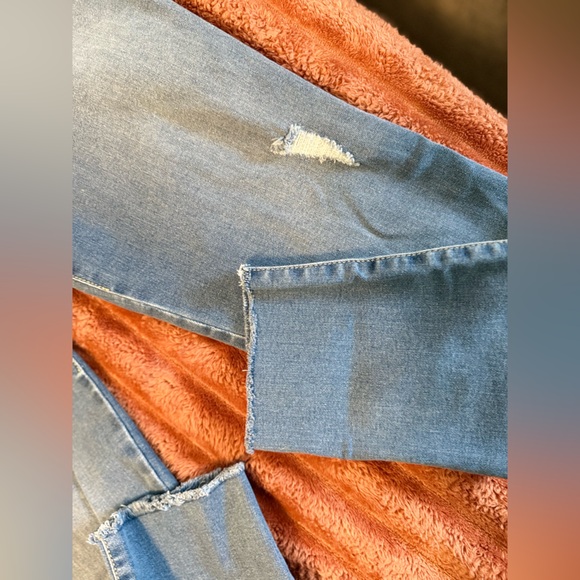 Colombian D’eLuxe Blue Ankle Cropped Jeans with Modern Distressing - Picture 3 of 5